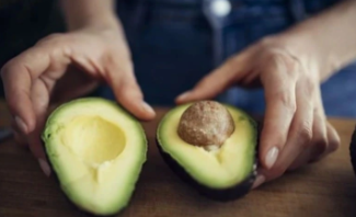 Mains coupant un avocat
